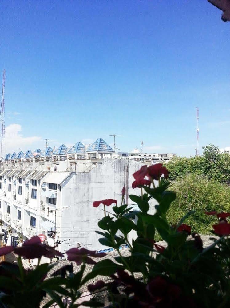 พลอย ที่พัก